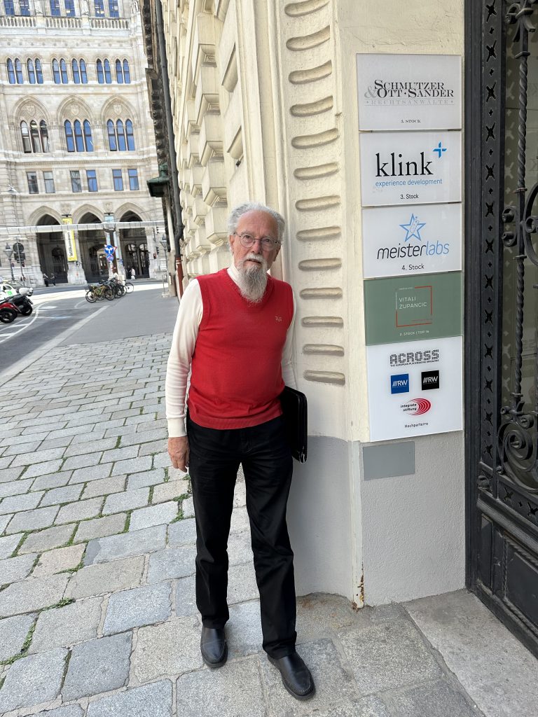 Michael Mörike an der Tür zur Geschäftsstelle Wien